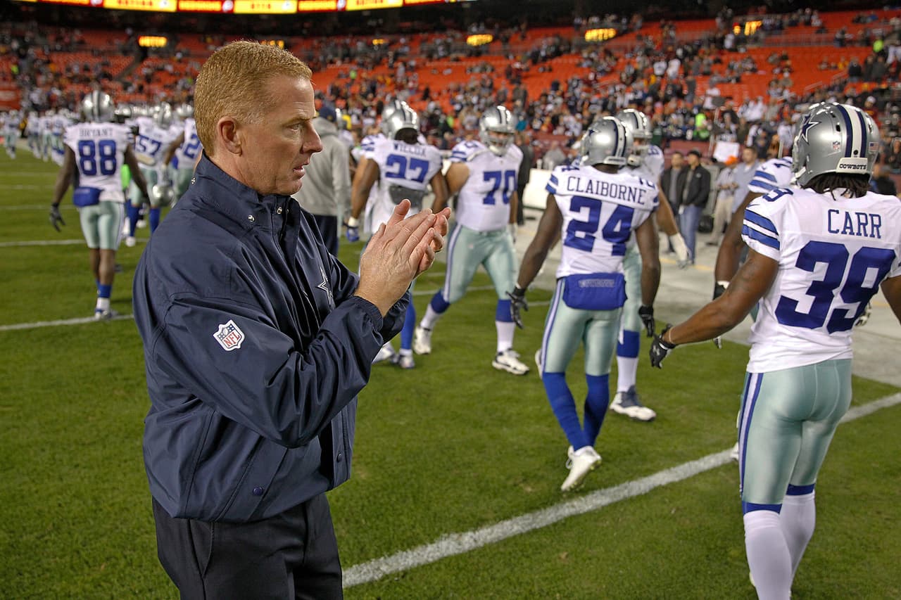 DALLAS COWBOYS - Jason Garrett. Su quinta temporada completa puede ser considerada la peor de todas. La lesión de Tony Romo se convirtió en un reto a superar y Garrett no pudo hacerlo, se le cayó todo el equipo. Sin embargo, gracias a la mediocridad de su División, todavía aspira ganarla.