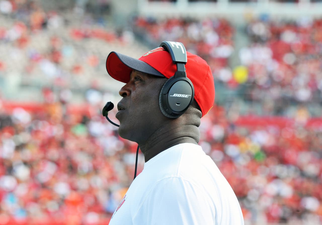 TAMPA BAY BUCCANEERS - Lovie Smith. En 2014 tuvo un desastrozo 2 - 14, pero la llegada de Jameis Winston le dio esperanza de formar algo interesante. Ahora con 6 - 6 se nota el trabajo del experimentado coach quien se propone un ascenso sistemático en cada área.