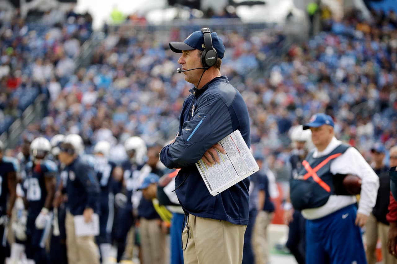 TENNESSEE TITANS - Mike Mularkey. Tomó el lugar como interino tras el despido de Ken Whisenhunt. Los Titans marchan 3 - 9 por lo que no hay nada seguro para Mularkey quien es muy probable también le digan adiós.