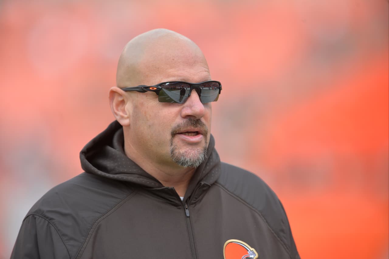 CLEVELAND BROWNS - Mike Pettine. Tuvo un prometedor 7 - 9 en 2014, pero ahora con 2 - 10 no hay rumbo fijo, le ha costado mucho trabajo ubicar a Johnny Manziel en su real dimensión, ¿es o no lo que necesitan los Browns?, es probable que no lo dejen definirlo el año próximo.