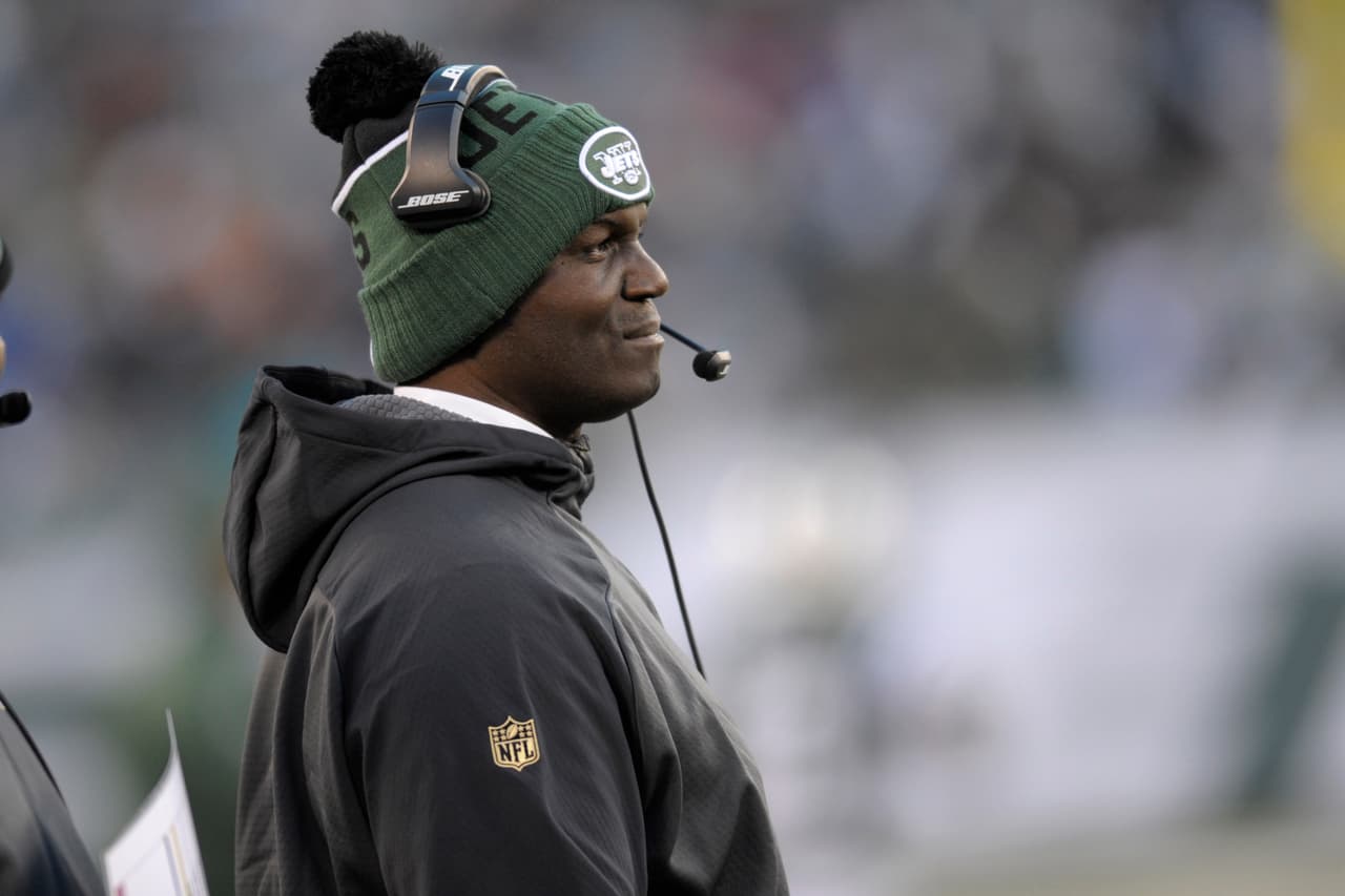 NEW YORK JETS - Todd Bowles. En su primer año ha tenido más altas que bajas. Marcha con registro ganador y en posición de pelear por la postemporada. Ha sido capaz de explotar lo mejor de Ryan Fitzpatrick como quarterback y mantener el control en situaciones clave.