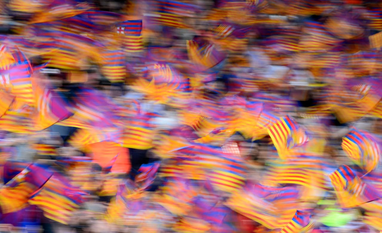 El colorido azulgrana de Barcelona bailó en las banderas con los de la bandera catalana, en una jornada especial.