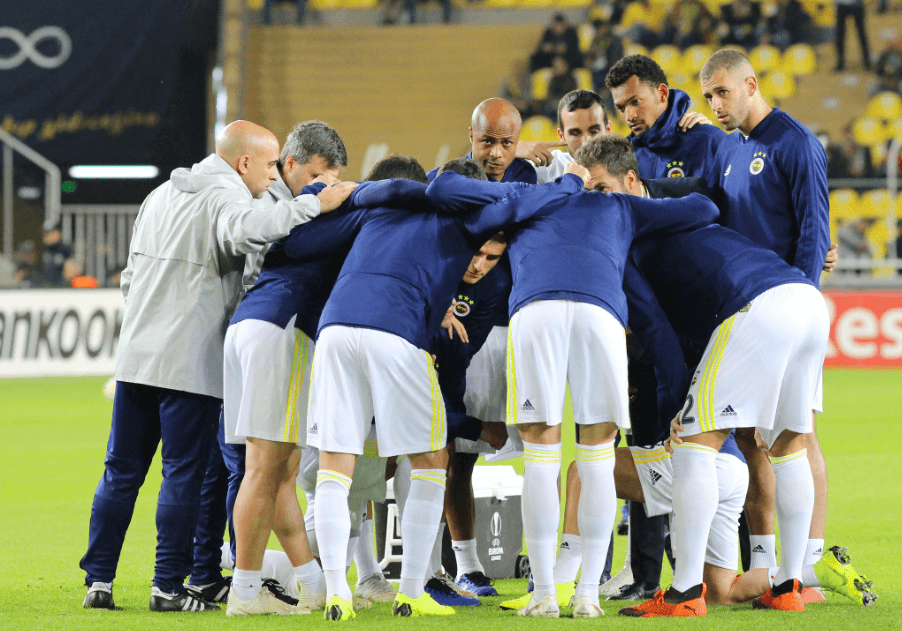 Mientras los equipos entraban en calor, las sillas se iban ocupando poco a poco.