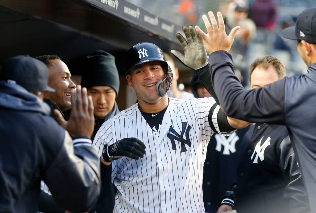 Aquí en la imagen el receptor dominicano Gary Sánchez celebra un jonrón solitario para los Yankees en el séptimo rollo que puso la pizarra momentáneamente 5-4 favor Baltimore. Sánchez coleccionó tres ponches.