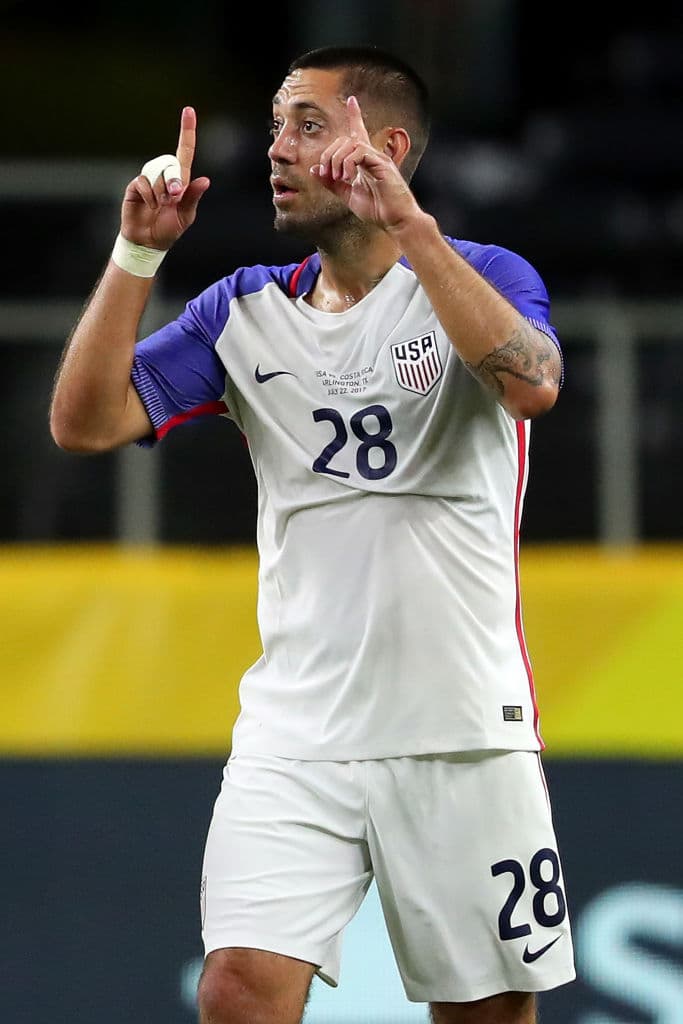 2
<b>. Clint Dempsey</b>, de Estados Unidos, anotó 13 goles y participó en las ediciones de la Copa Oro en 2005, 2007, 2011, 2015 y 2017.