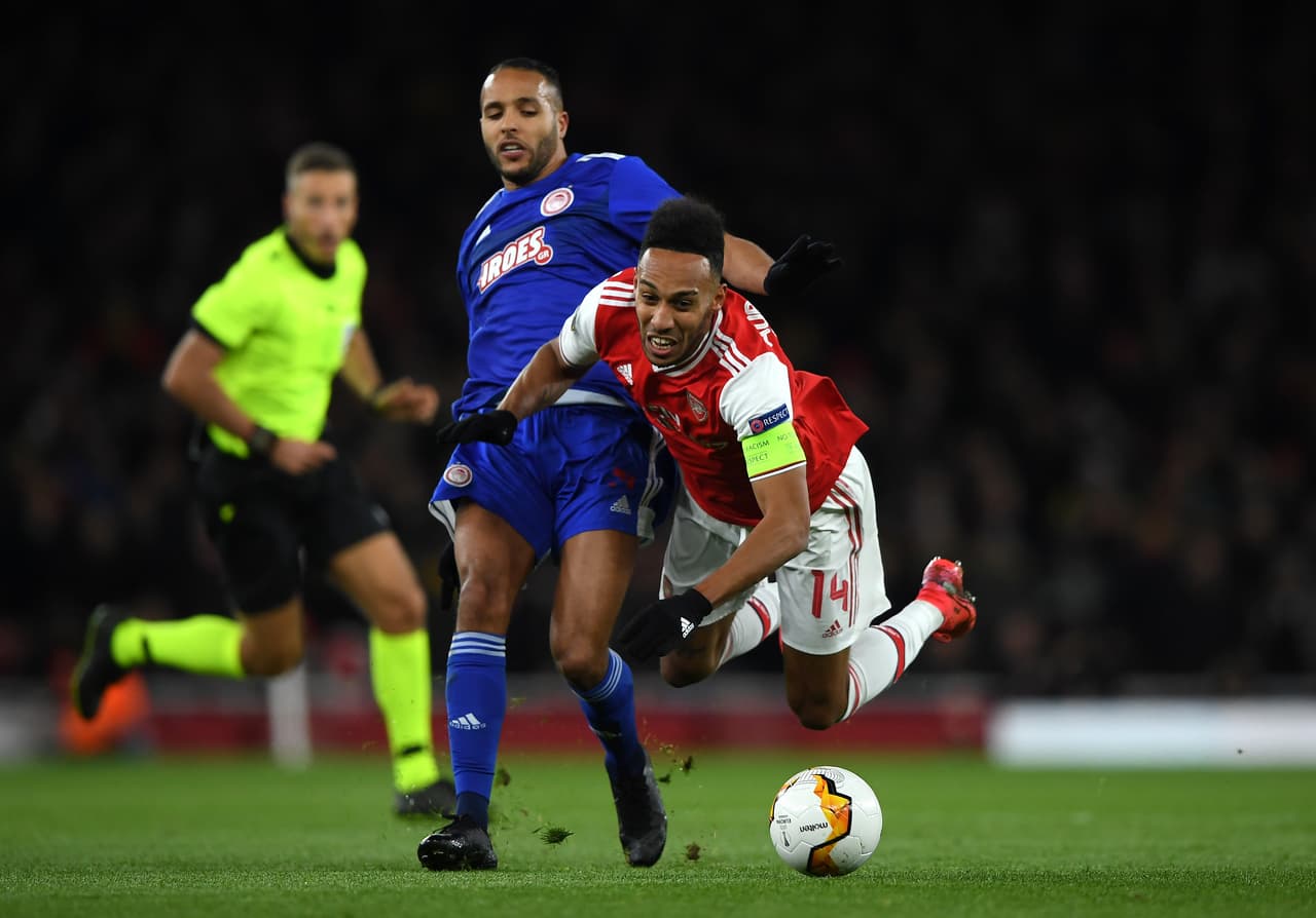 Pierre-Emerick Aubameyang ya se le escapaba por velocidad a Youssef El Arabi por lo que este debe cometer la falta para terminar el peligro.