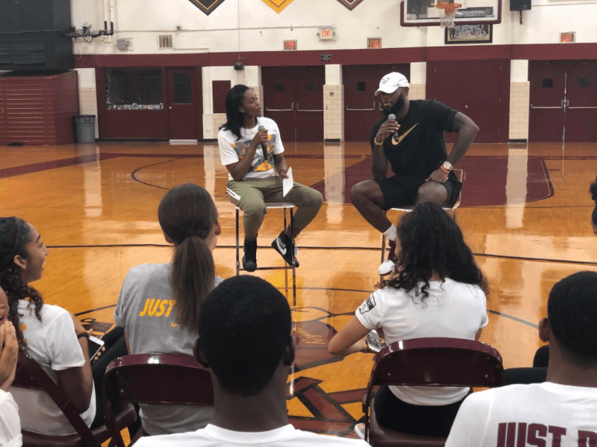 James fue recibido de manera efusiva y todos los presentes en el gimnasio estuvieron atentos a las palabras de un hombre que ha trascendido más allá de las canchas de baloncesto.