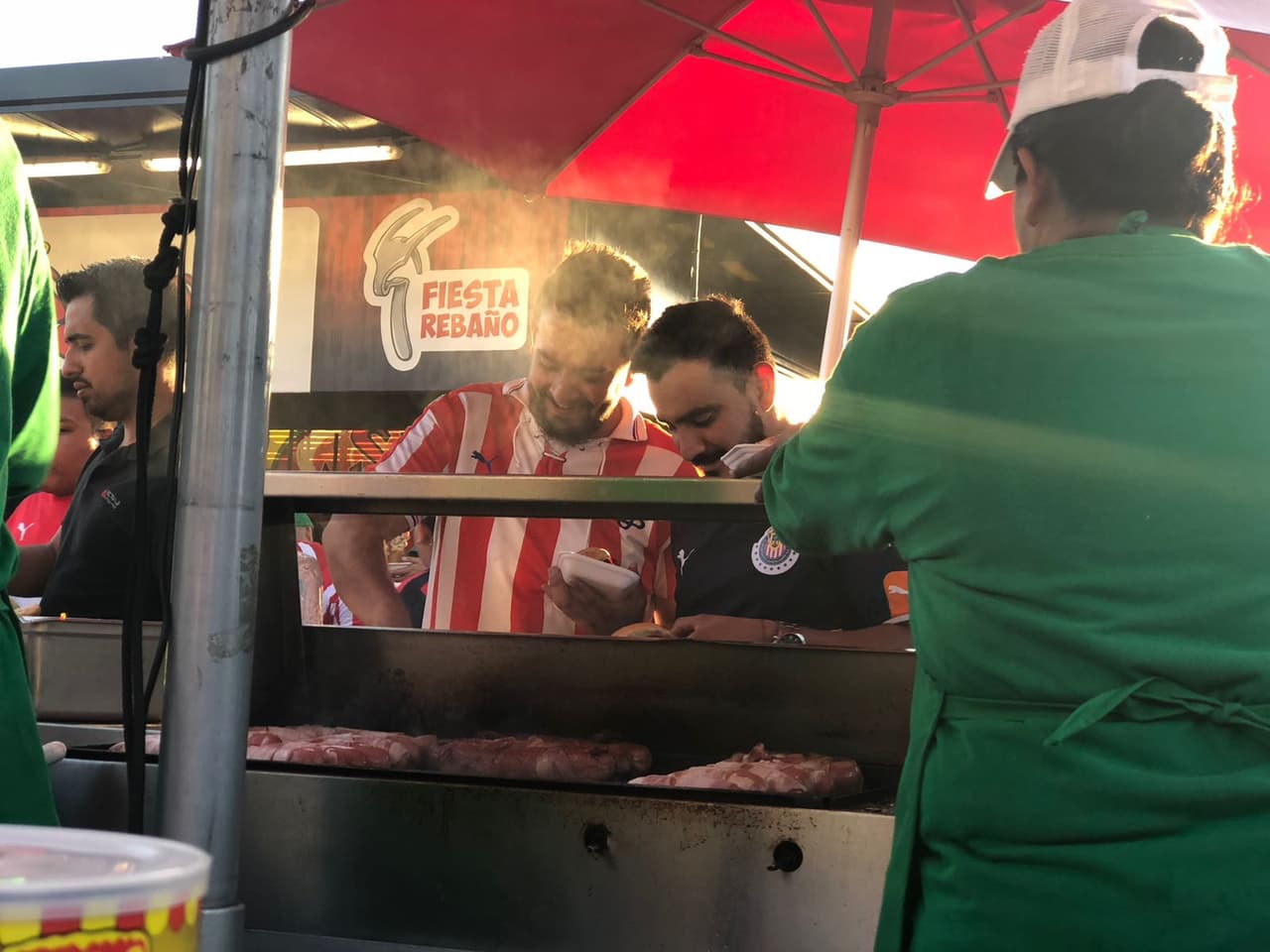 En los alrededores el estadio Akron la alegría y emoción la pusieron los aficionados de las Chivas que entusiasmados por un nuevo título de su equipo llegaron en gran número para ver la final de la Concacaf Liga de Campeones ante Torotno F.C.