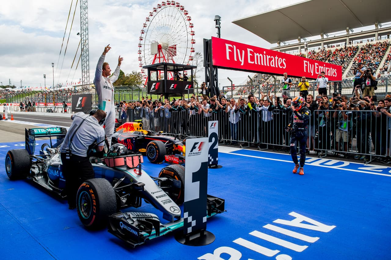 La desastrosa salida de Hamilton, que se equivocó al poner en marcha su monoplaza y perdió su segunda plaza en la parrilla por la octava al verse adelantado por seis monoplazas, fue la clave que permitió a Rosberg dar el zarpazo al título y que obligó al británico a pedir perdón por radio y remontar posiciones.