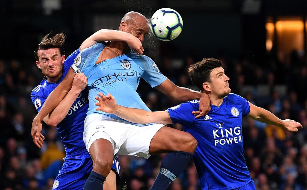 Otra muestra de la intensidad es esta imagen en la que el defensa belga Vincent Kompany del Manchester City battles buscaba rematar un centro en el área pero Ben Chilwell y Harry Maguire del Leicester City le hacían la vida de cuadritos.