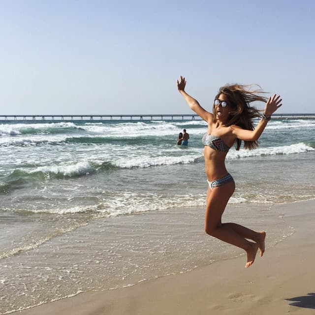 La bella modelo israelí es actual pareja del jugador del Barcelona, y jamás se pierde los juegos de los Blaugranas y ahora quiere que su equipo favorito gane el Mundial de Clubes.