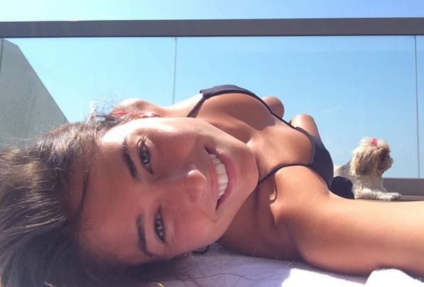 La bella modelo israelí es actual pareja del jugador del Barcelona, y jamás se pierde los juegos de los Blaugranas y ahora quiere que su equipo favorito gane el Mundial de Clubes.