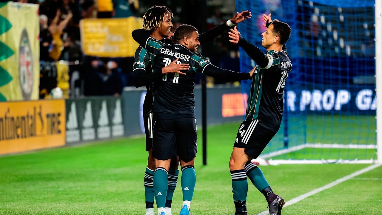 'Chicharito' Hernández pone gran asistencia con LA Galaxy en amistoso