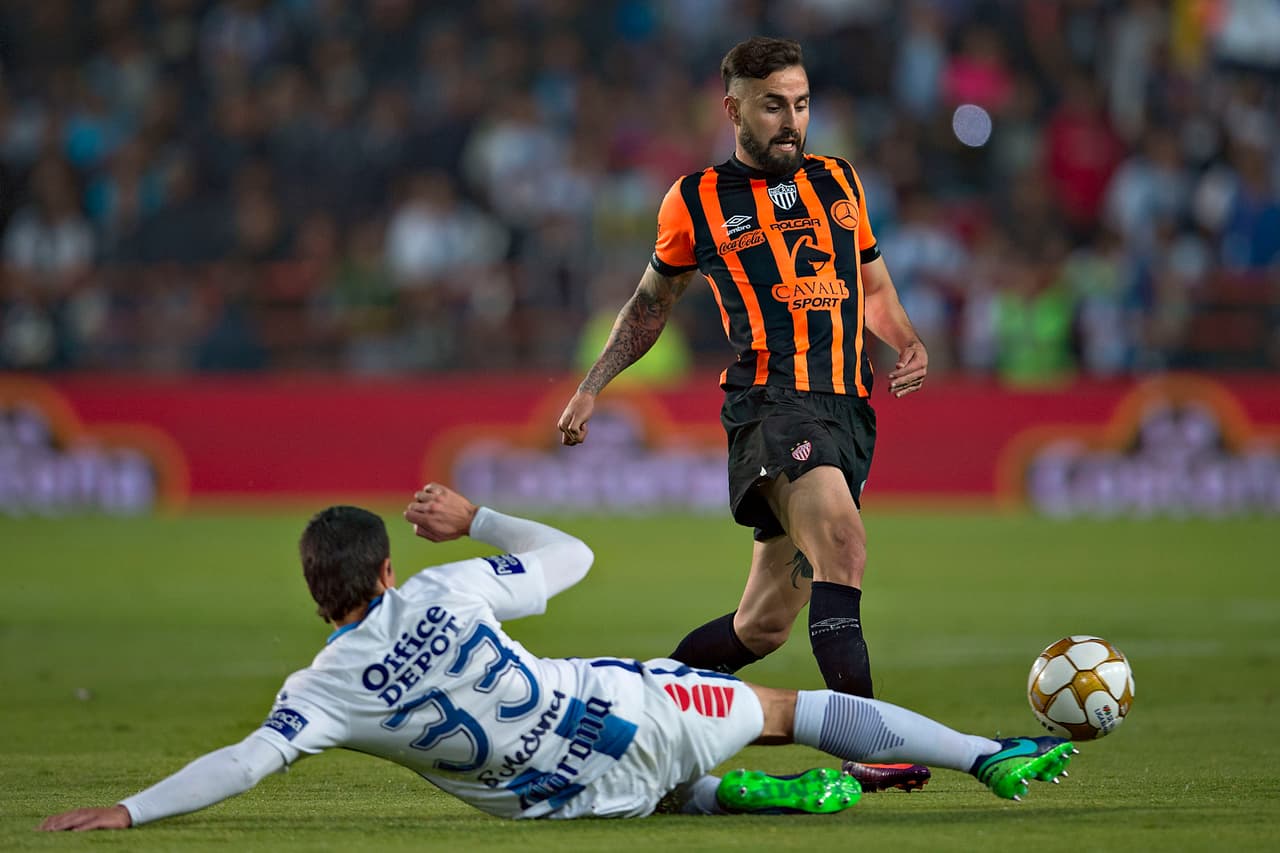 Tuzos puso a trabajar de inmediato al portero argentino Marcelo Barovero, con remates de Franco Jara, Jonathan Urretaviscaya y Stefan Medina, pero en todas las ocasiones aquel respondió con creces, para confirmar que fue una de las mejores contrataciones del presente certamen.