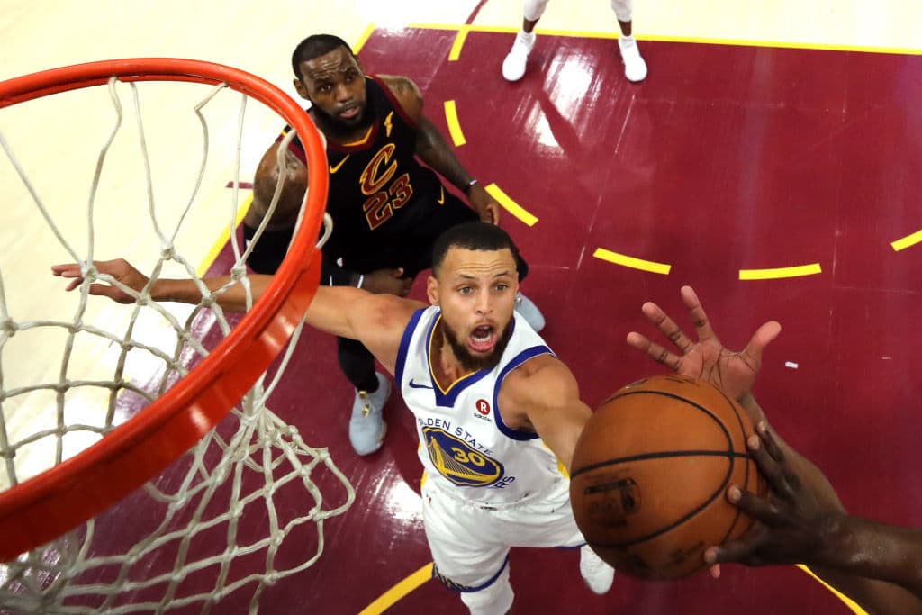 Steph acabó con apenas 11 puntos, pero hundió dos triples en las postrimerías del encuentro, cruciales, cuando el juego estaba en el alambre para ponerle le balde de agua fría a los Cavs.