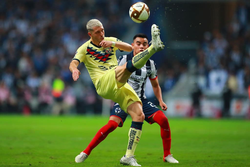 Guido Rodríguez tuvo mucho trabajo en el mediocampo durante la final de ida de la Liga MX.