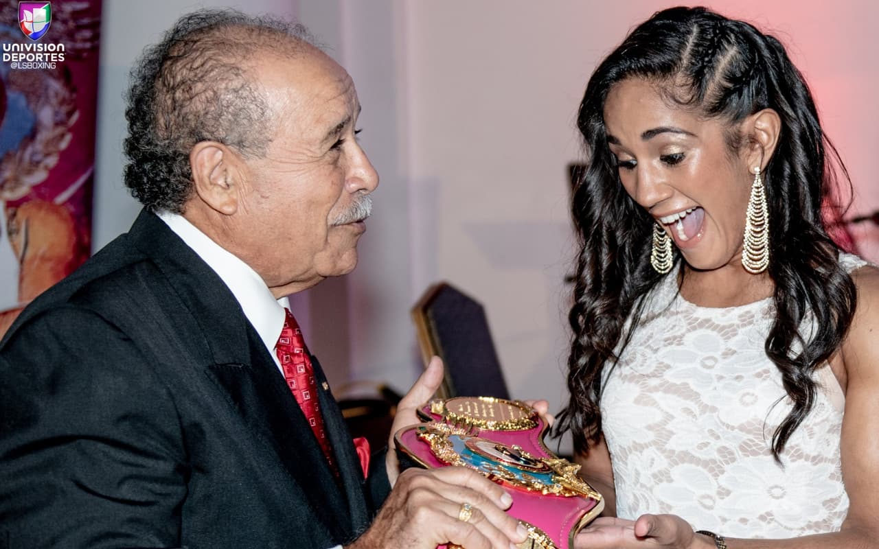 La supercampeona y peleadora del año por la OMB, Amanda Serrano.