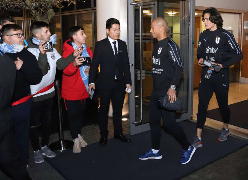 A los uruguayos los esperaba a la salida del hotel un grupo de fanáticos que querían una foto o un autógrafo de sus ídolos.