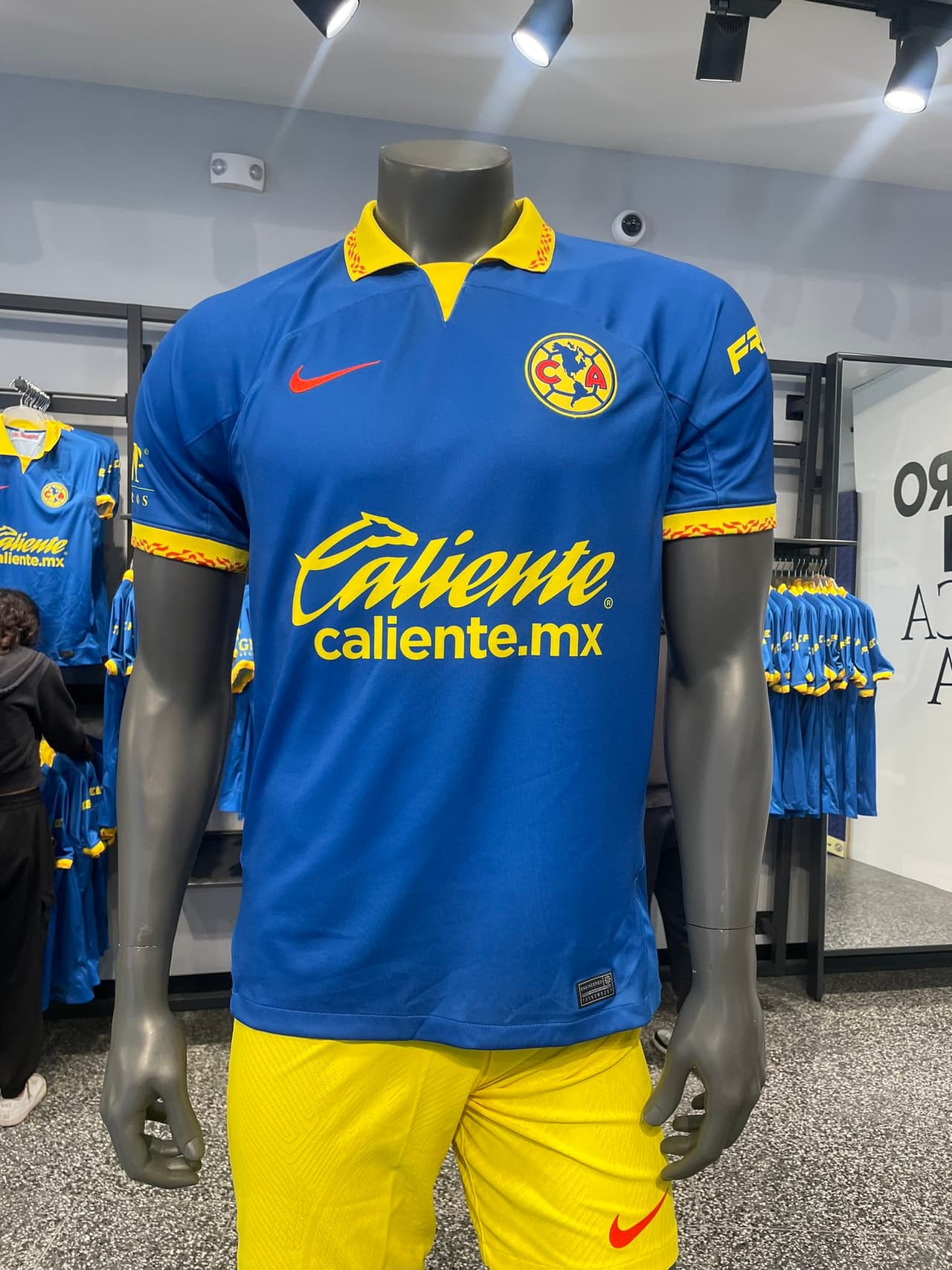 El jersey de visitante de América se parece mucho a una edición del 2007 con Cabañas y Cuauhtémoc Blanco.