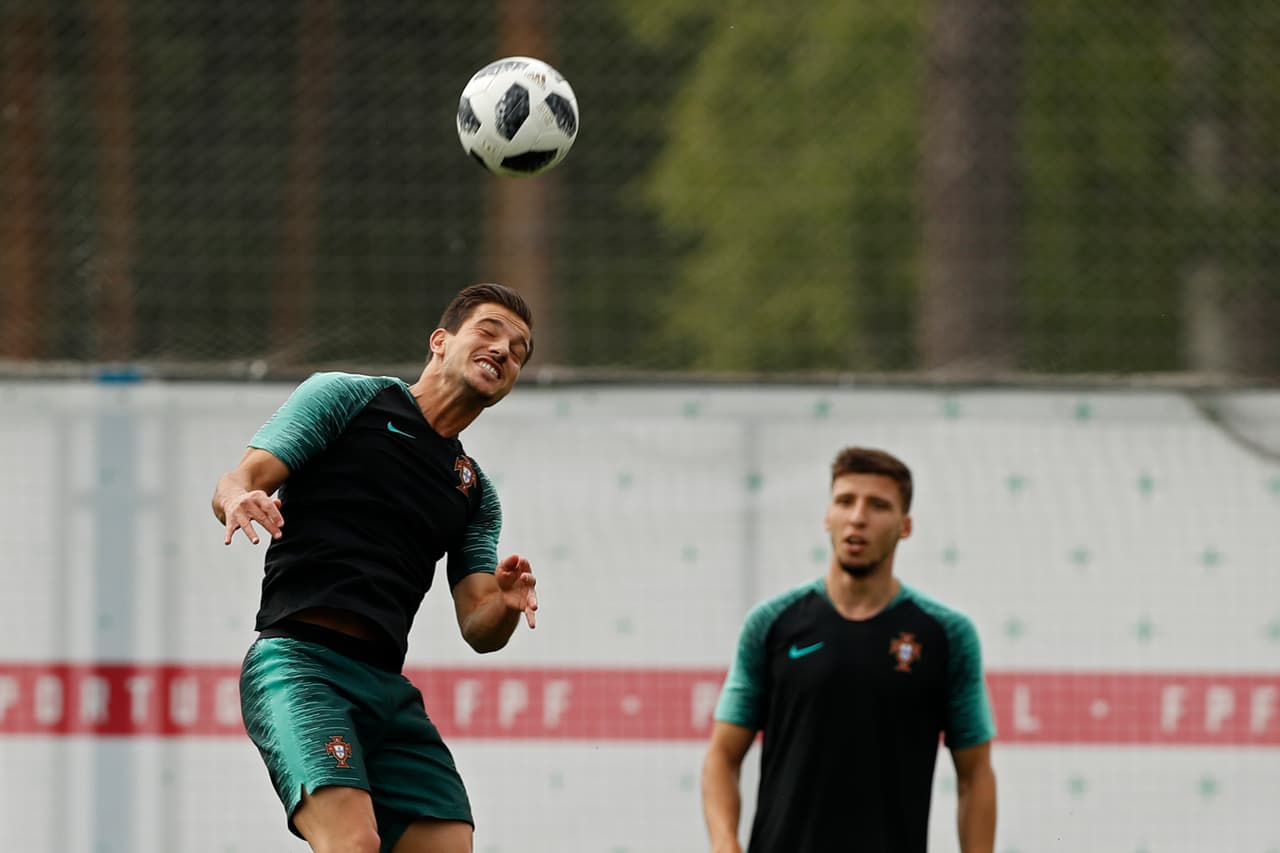 El experimentado zaguero lusitano José Fonte, quien milita en la liga china, es otro de los juagdores que da calma a la retaguardia portuguesa.