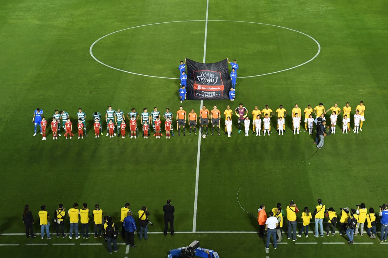 Luego de eludir sus respectivos obstáculos, Tigres recibía a Santos Laguna en el Estadio Universitario de Monterrey por la Ida de las Semifinales de la Concacaf Champions League. Un ambiente pletórico imperaba.