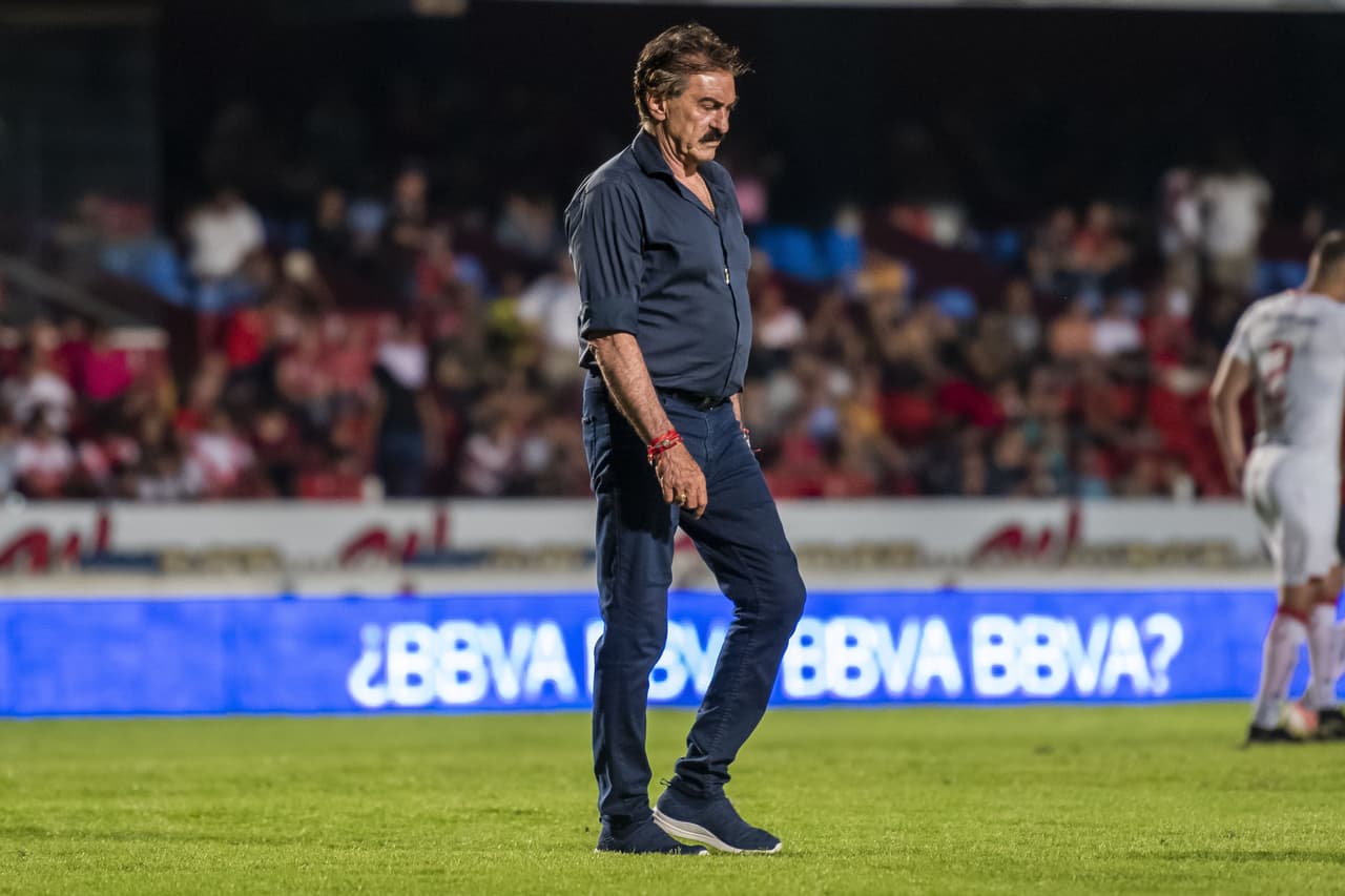 Ricardo La Volpe, DT de Toluca. Ocupan el puesto 15; parcialmente están fuera de zona de Liguilla.