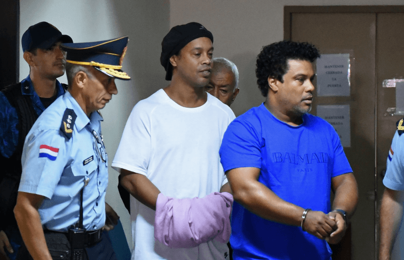 Ronaldinho firma autógrafos y come barbacoa en plena cárcel