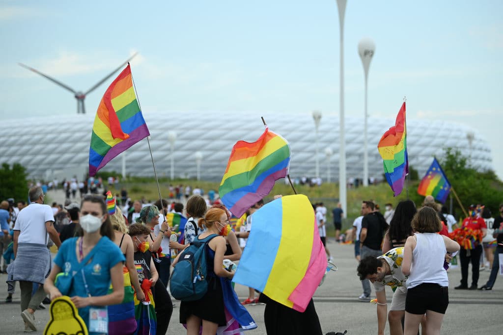 Tras la negativa de la UEFA de iluminar la Allianz Arena con los colores del colectivo LGBT para el partido entre Alemania y Hungría, fanáticos entre banderas, pelucas y vestimenta, se pintan de los colores del arcoíris como simbolo de apoyo.