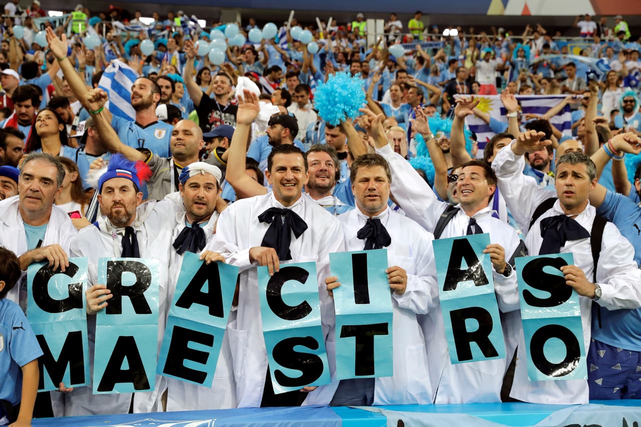 Los seguidores llegaron al Fisht Stadium en Sochi para disfrutar y mostrar su alegría en el partido entre Uruguay y Portugal, el segundo de las llaves de octavos de final del Mundial de Rusia 2018.