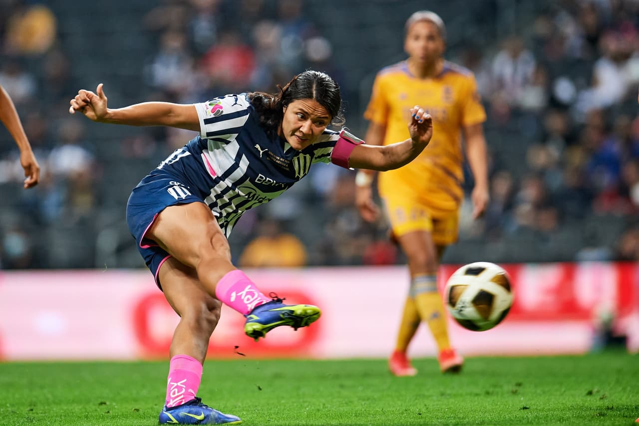 Rebeca Bernal pudo haberse ido expulsada por una patada a Ovalle.