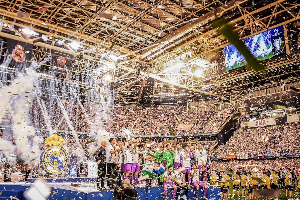 Cada vez que un equipo gane se le dan 2.7 millones de euros, por empate 900,000 euros, por calificar a octavos de final se llevan 9.5 millones de euros, a cuartos de final son 10.5 millones de euros y por semifinales se llevan 12 millones de euros.