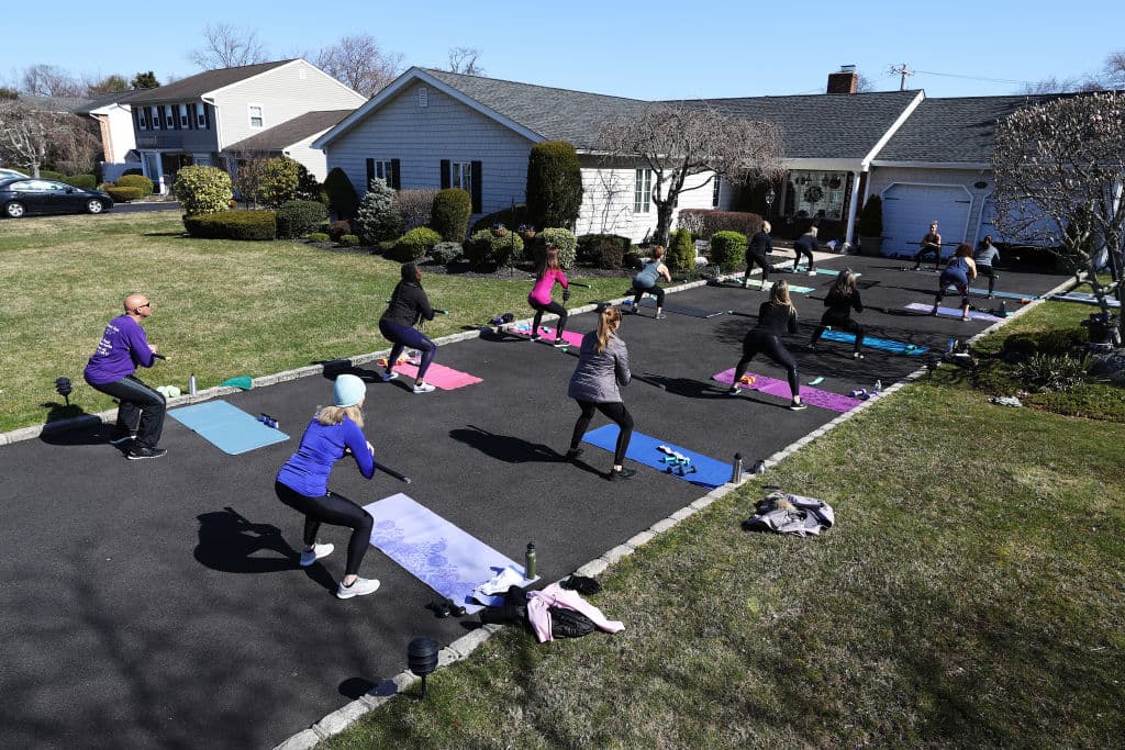 Tras la emergencia del coronavirus, Jamie Benedik organizó clases de fitness a puerta abierta en Long Island. Los asistentes tomaron la sesión conservando una distancia prudente entre ellos.