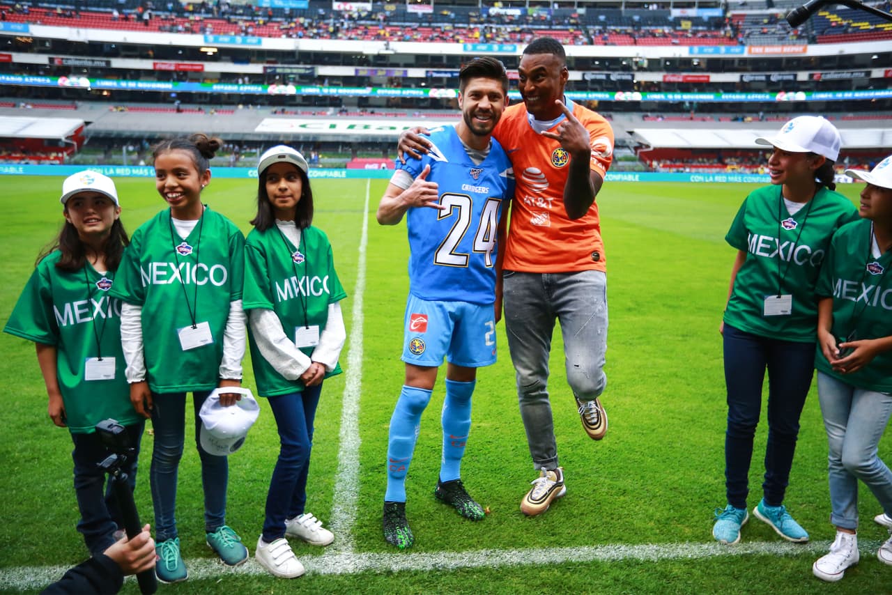 Michael Davis, cornerback de Los Angeles Chargers, confesó su gusto por América en su visita al estadio Azteca para promocionar el juego de NFL de su equipo contra los Kansas City Chiefs el 18 de noviembre en ese escenario.