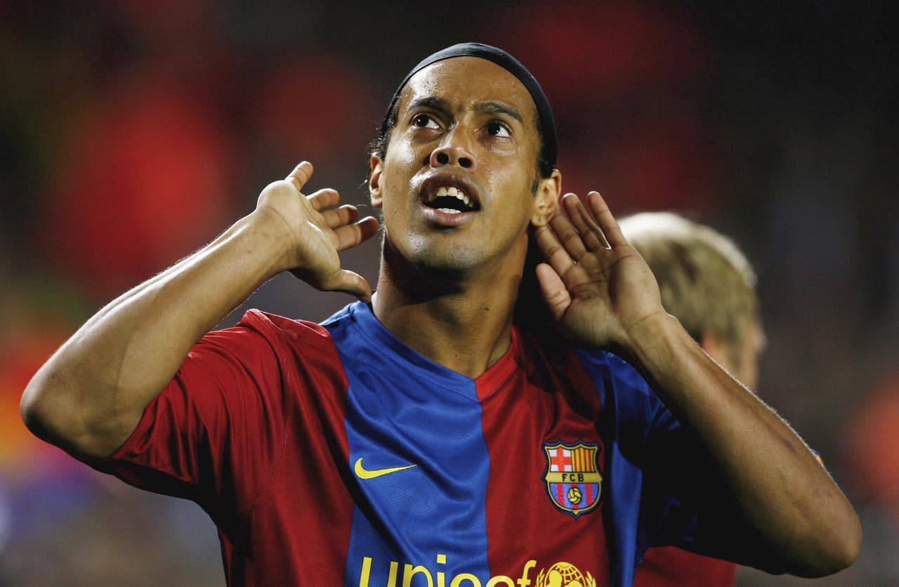 Mediocampista: no podía faltar, el gran Ronaldinho de la edición FIFA 2006. En ella tenía puntaje de 95.