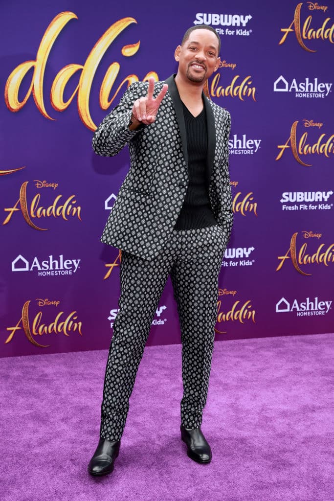 Durante el día vive en estado de alerta, como un cazador, y busca a los muertos vivientes mientras duermen; pero durante la noche debe esconderse de ellos y esperar el amanecer. Esta pesadilla empezó hace tres años: Neville era un brillante científico, pero no pudo impedir la expansión de un terrible virus creado por el hombre. Él ha sobrevivido porque es inmune al virus; todos los días envía mensajes por radio con la esperanza de que haya otros supervivientes, pero es inútil.
<br>