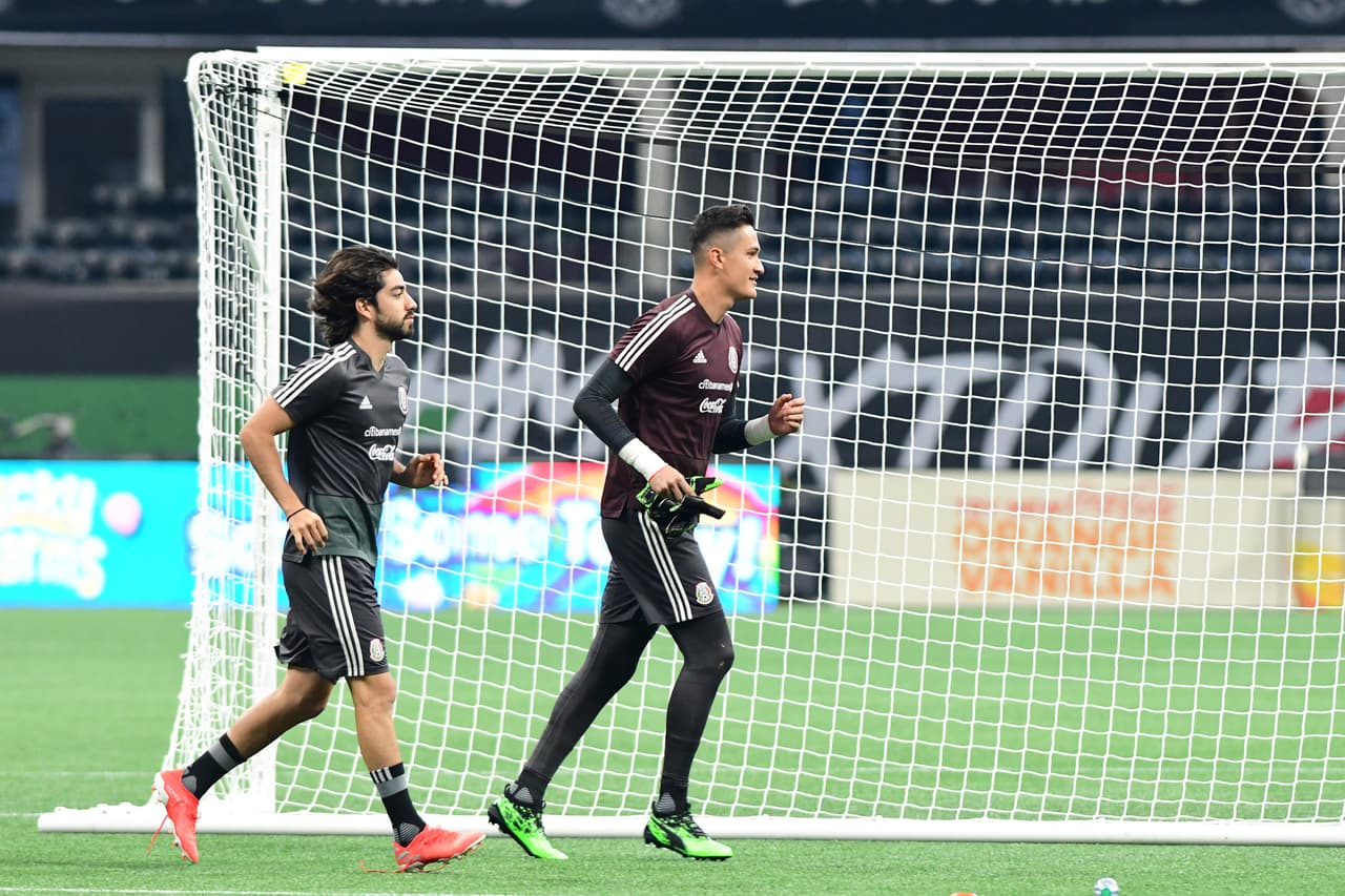 La Selección Mexicana de Fútbol se 'mojó los pies' en la fastuosa casa de los Atlanta Falcons y del Atlanta United, el Mercedes-Benz Stadium, donde jugará este miércoles ante su similar de Venezuela, un partido que sirve a ambos escuadrones de cara a sus compromisos del verano, como la Copa Oro y la Copa América, respectivamente. Así se entrenaron los jugadores del Tri bajo las órdenes de Gerardo 'Tata' Martino en Atlanta esta tarde de martes.