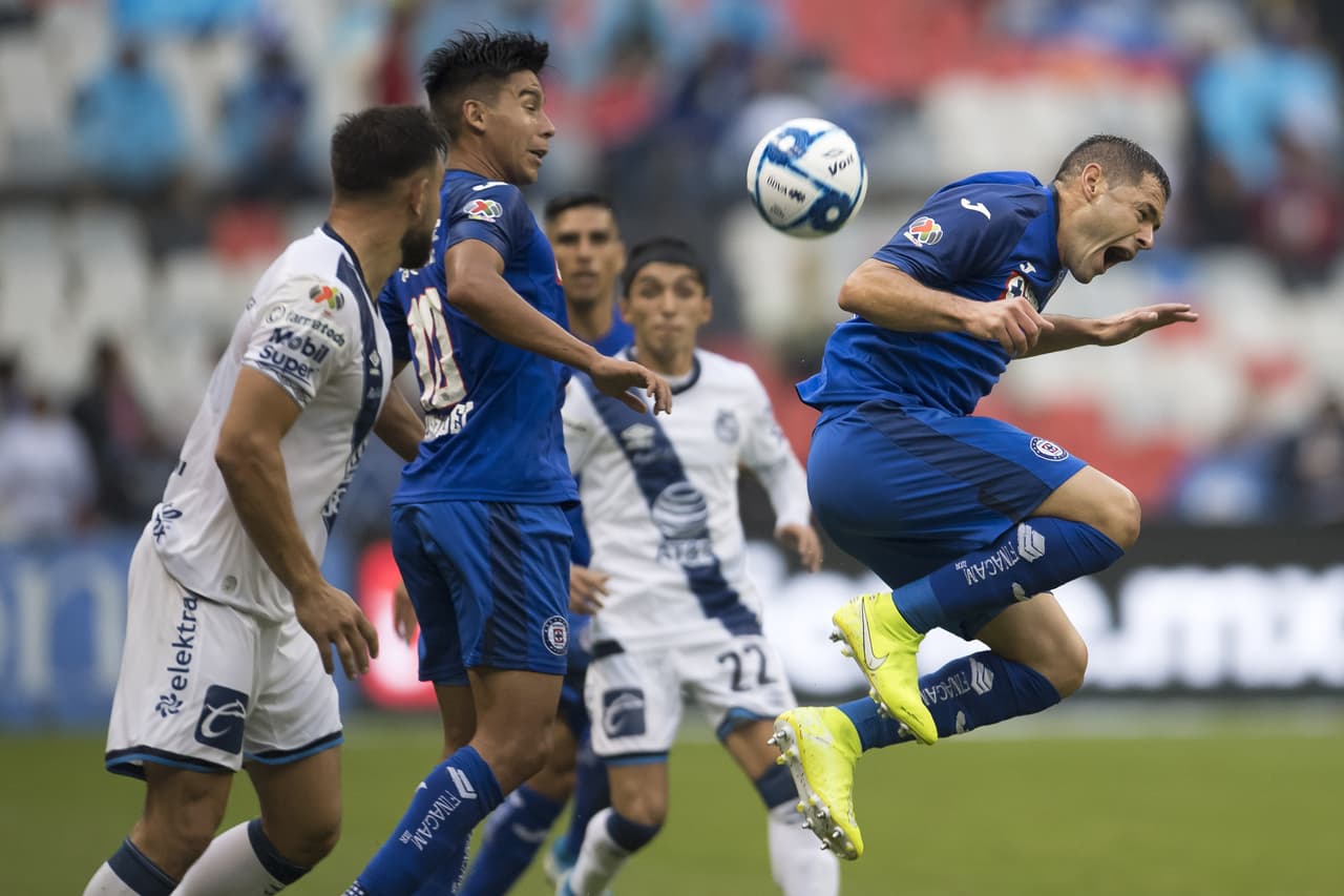 Por medio de balones a´éreos buscaba generar peligro el conjunto local.