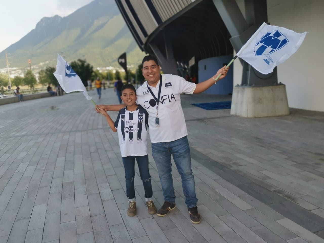 Este es el color de la Semifinal del Clausura 2019 entre Rayados del Monterrey y Tigres de la UANL en una edición más del Clásico Regio. Las aficiones de los dos equipos acudieron al llamado y no iban a perderse la ocasión de apoyar a sus amados clubes en el BBVA.