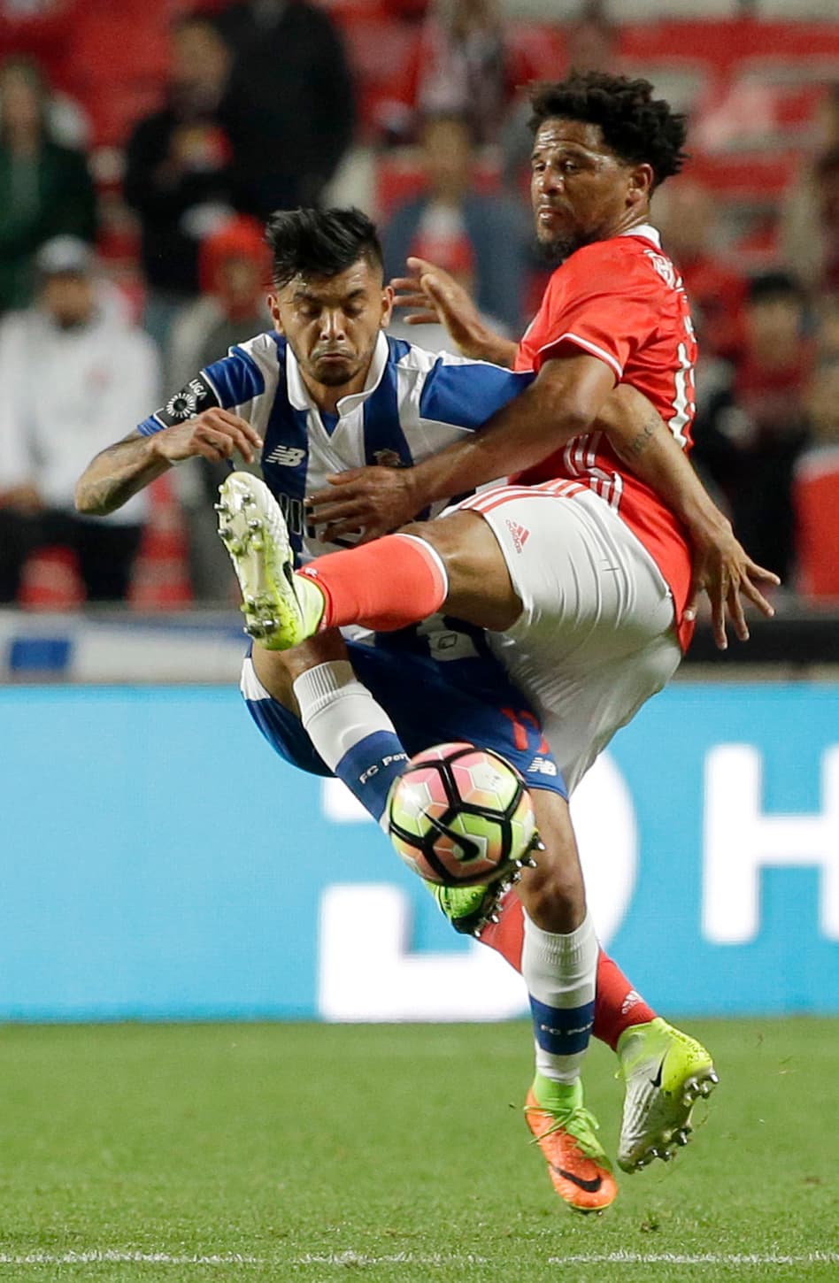 El primero de ellos fue el 20 de septiembre de 2015 en el cual los Dragones se impusieron por 1-0 con el delantero como titular.