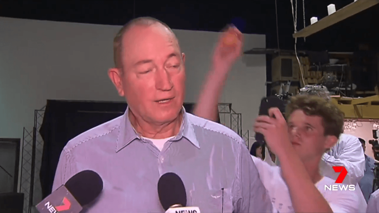 Este es justo el momento en el que Connolly le estrella el huevo al senador, quien declaró que la inmigración musulmana fue la causante de los ataques racistas en la localidad de Christchurch que derivó en 50 personas que fueron asesinadas.