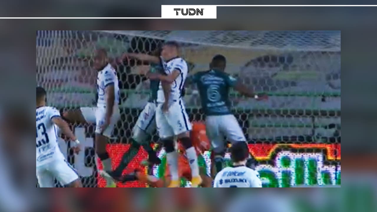 Johan Vásquez sale noqueado de la Final entre León y Pumas