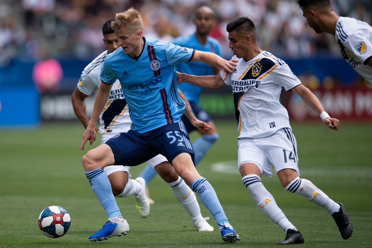 Joe Corona (derecha) fue superado en la marca por el jugador del New York City Keaton Parks (izquierda).