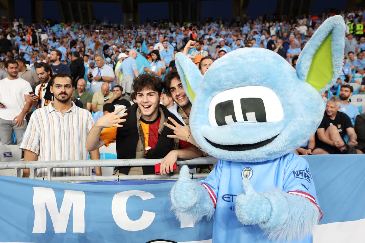 El show previo al inicio de la Final de la UEFA Champions League fue espectacular, la afición también da color al encuentro en Estambul.