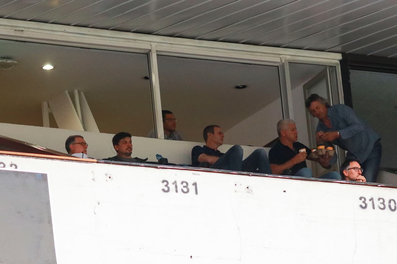 El técnico argentino de la Selección Mexicana, Gerardo Martino (izquierda) presenció el duelo en el palco del Coloso de Santa Úrsula.