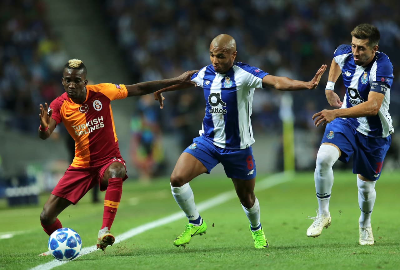 Herrera (der) salió de cambio al minuto 88 pero la gente le tributó un cálido aplauso al capitán del equipo del norte de Portugal. El Galatasaray no dejó de pelear en la segunda parte.