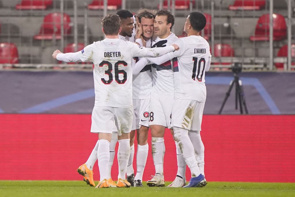 Salah (1’) adelantó con gol de vestidor y Scholz (62’) igualó el marcador luego de cobrar una pena máxima. El conjunto danés ya no tenía posibilidades de continuar compitiendo en el torneo. Los de Klopp se medirán al Fulham en su siguiente duelo de la Premier League.