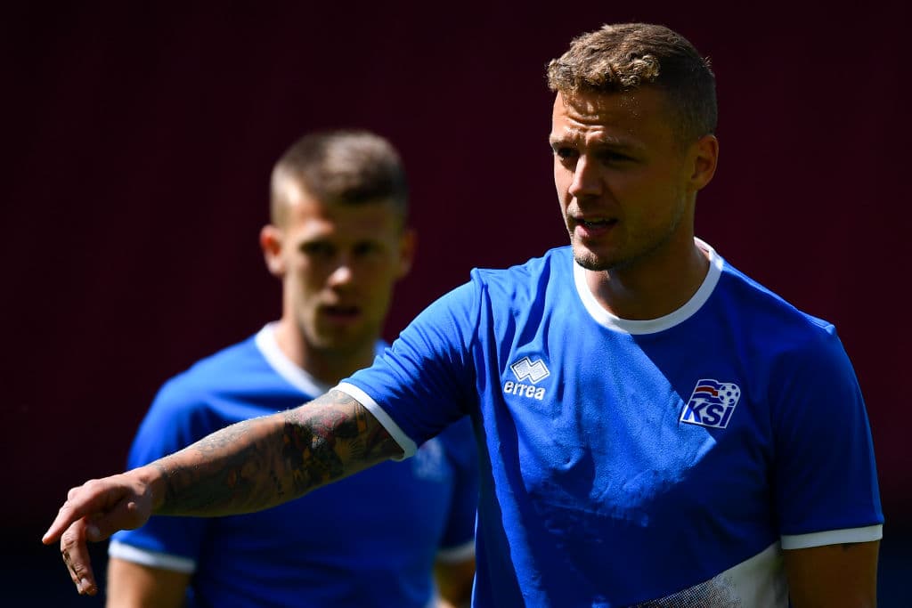 El veterano defensa del Rostov de la Liga de Rusia Ragnar Sigurdsson, en primer plano, se entrena para estar listo ante las descolgadas a velocidad de la oncena nigeriana, un equipo relampagueante.