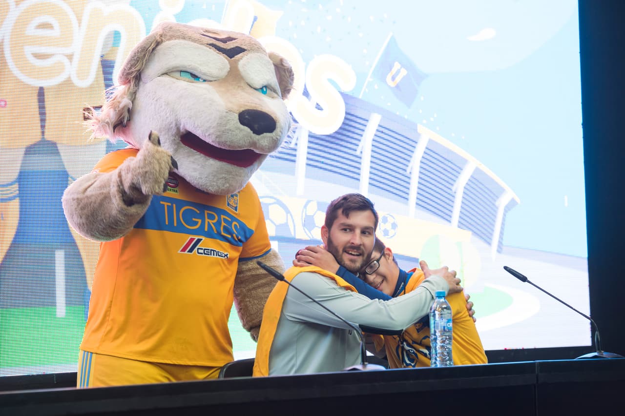 El francés Andre-Pierre Gignac y el colombiano Francisco Meza, ambos lesionados, compartieron con fanáticos de Tigres UANL en Nuevo León, previo al partido del equipo contra Chivas de Guadalajara.
