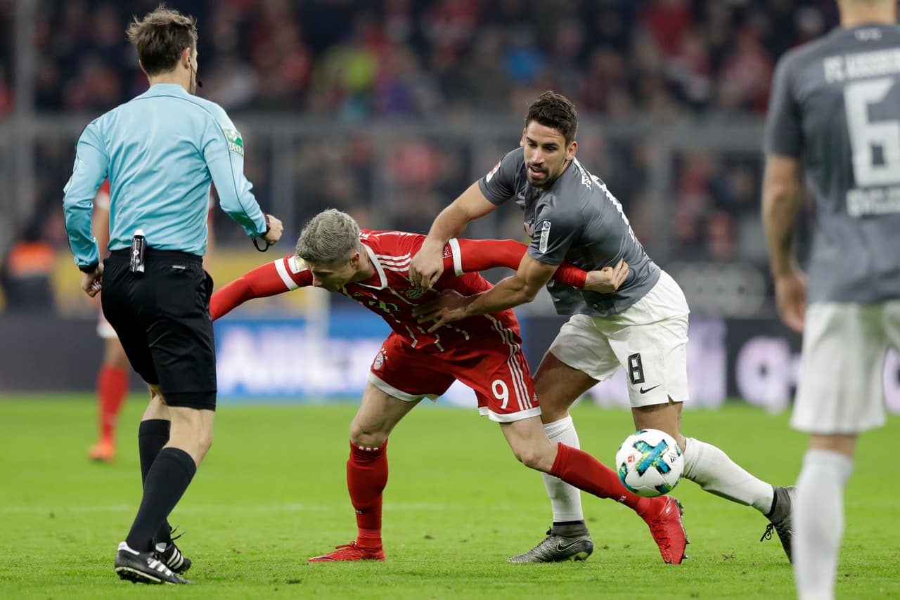 Con el marcador en contra, la impotencia del Augsburg se hizo más evidente y pronto se aumentó el marcador.