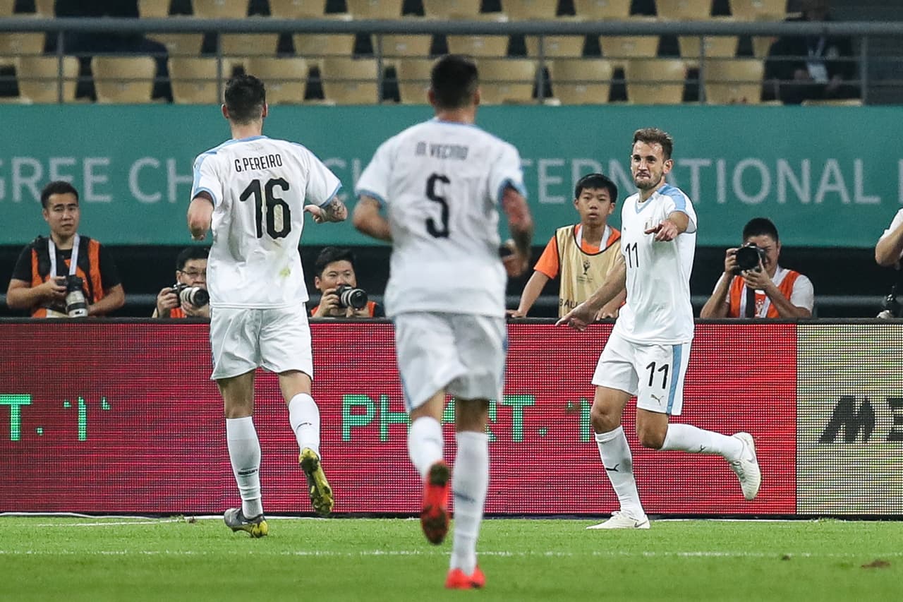 Al minuto 23, a pase de Bentancurt, Stuani marcó el 2-0 con un sombrerito sobre el portero uzbeko.